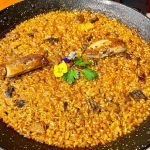 Paella "foie frais", múrgoles i "Cep o Buixó". Em tornen boig els arrossos secs de paella. Aquest cop hem plorat de plaer a menjar aquesta paella acompanyada d'un bon vi de Ribera del Duero a l'Arrosseria Andorra, Andreia s'ha lluït adaptant una recepta de risotto elaborada a l'escola de cuina Hofmann de Barcelona a una exquisida paella de luxe al paladar.