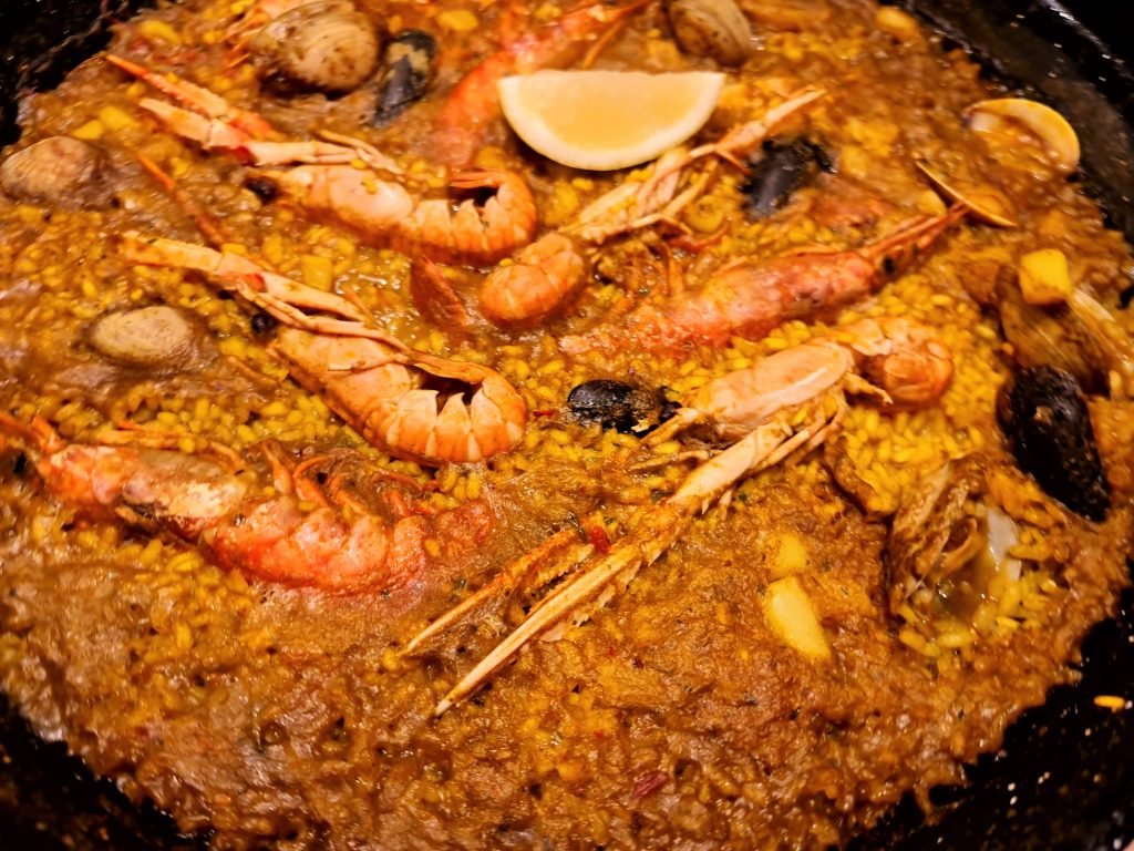 Paella de mariscos. La mejor paella de mariscos de Andorra, con calamares, mejillones, gambas, almejas, cigalas y langostinos, te espera en nuestra Arrocería Andorra. L’Arrossería d’Andorra.