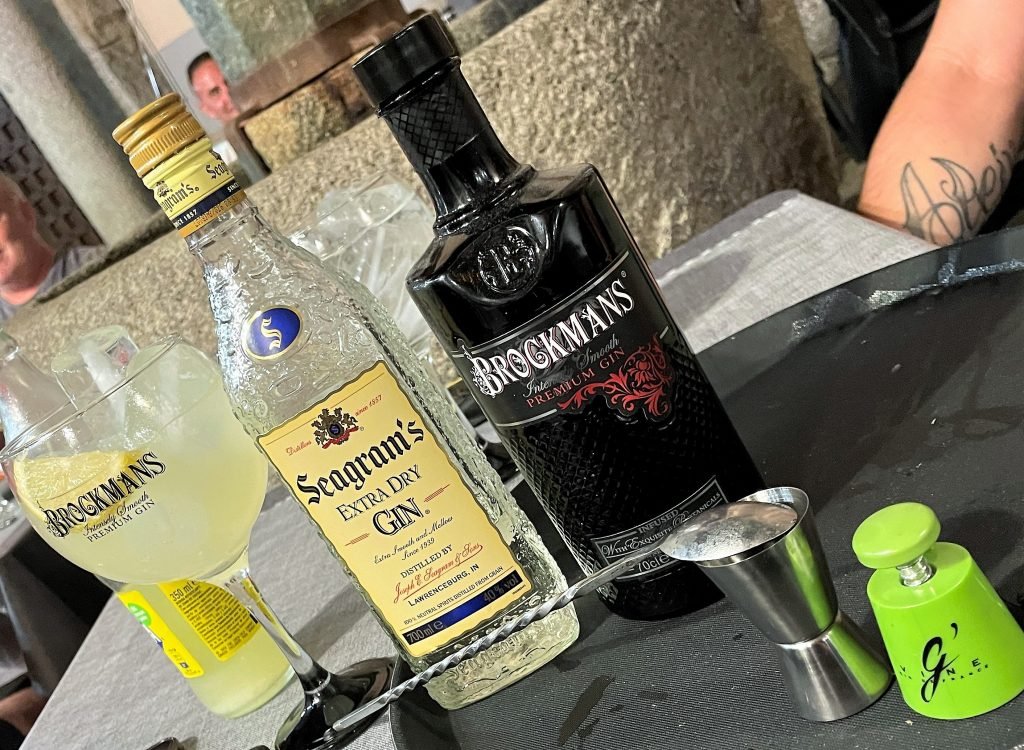 DE COPAS EN EL CENTRO HISTÓRICO de ANDORRA LA VELLA EN L'ARROSSERÍA TODAS LAS NOCHES DE VERANO. Ya lo saben, de Copes les esperamos en el centro histórico de Andorra la Vella para tomar un magnífico gin-tonic después de un exquisito arroz caldoso de bogavante. DE COPES AL CENTRE HISTÓRICO de ANDORRA LA VELLA EN L'ARROSSERÍA TODAS LAS NOCHES DE VERANO. Ya lo saben, de Copes les esperamos en el centro histórico de Andorra la Vella para tomar un magnífico gin-tonic después de un exquisito arroz caldoso de bogavante.