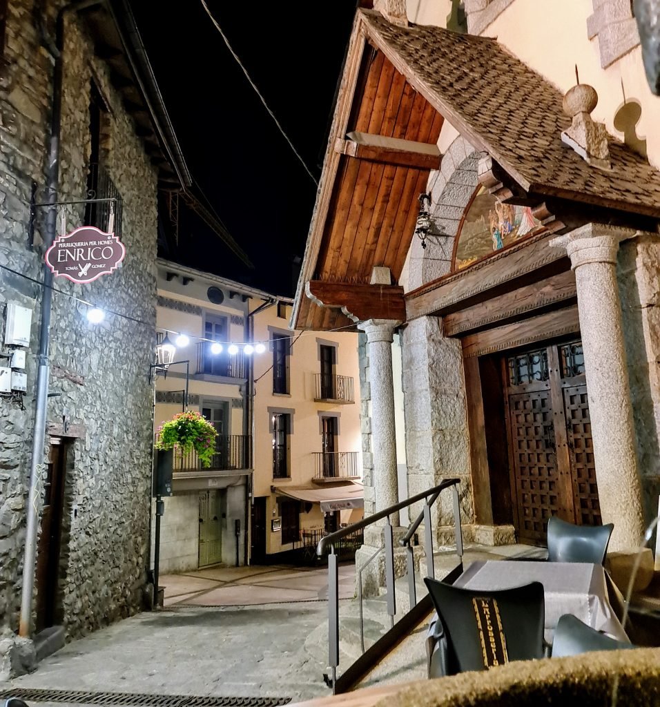 RESTAURANT ARROSSERIA ANDORRA Al costat del Comú d’Andorra la Vella Tel. +376826000 - Al carrer de la Vall, 1 - Andorra la Vella - RESTAURANT ARROSSERÍA ANDORRA MARISCADES ARRÒS CALDOS, PAELLA D'ESCOPINYES PAELLA DE GALERES, PAELLA DE LLAMÀNTOL, ESPECIALISTES EN ARROSSOS CALDOSOS i PAELLES D’ESCOPINYES.