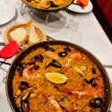 Cocinar un buen arroz es todo un arte que no todo el mundo tiene. En la gastronomía española la paella es el plato estrella y ha conquistado muchos paladares en sus múltiples variantes: de carne, de pescado, mixta…
