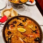 Cocinar un buen arroz es todo un arte que no todo el mundo tiene. En la gastronomía española la paella es el plato estrella y ha conquistado muchos paladares en sus múltiples variantes: de carne, de pescado, mixta…