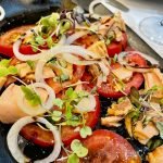 Alguns dels nostres plats com les croquetes de carn d’olla o el tomàquet de Barbastre amb ventresca de tonyina del nord.