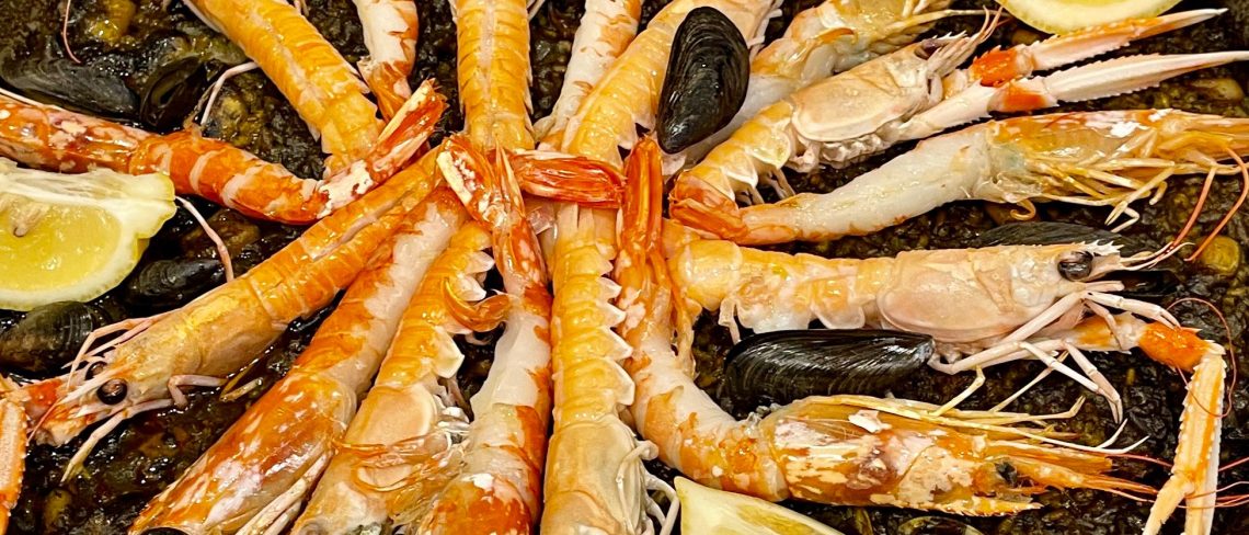 Arroz de mariscos con suplemento de cigalas de playa, una delicia. Usamos los mejores pescados y mariscos de las mejores lonjas de España, sea de Huelva, l'Ametlla de Mar, Sant Carles de La Rápita, traídos a diario