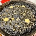 Qualsevol època de l’any és bona per menjar un arròs del senyoret, arròs negre, arròs a banda, arrossos de muntanya, arròs caldos amb llamàntol, amb el millor marisc i peix de les llotges de Palamós, Sant Carles de la Ràpita, l'Ametlla de Mar o de Galícia