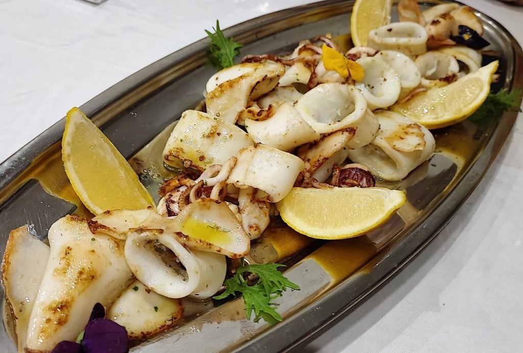 Calamars de platja a la planxa i escopinyes de Peixateries Gourmet Andorra cuinats a l’Arrosseria Andorra