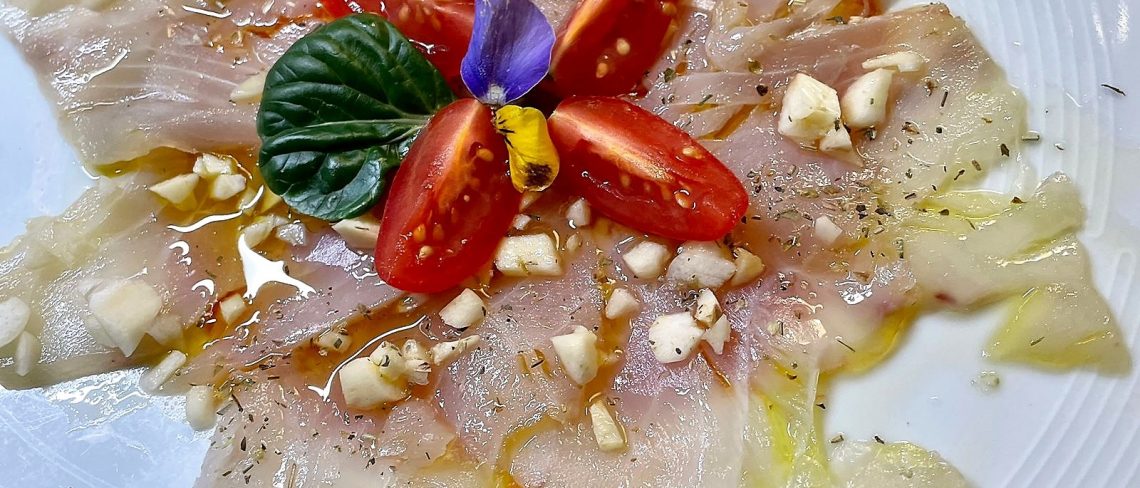 Carpaccio de bacallà prèmium amb suplement d'all al gust del client