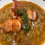 Super restaurant traditionnel en Andorre, nous avons bien mangé ! Nous étions en groupe et avons commandé une paella mixte et une aux fruits de mer qui étaient très bons. Ainsi, petite mention spéciale pour le tiramisu original ! Les serveurs sont également adorables, et le cadre est adorable. Nous reviendrons ! ☺️