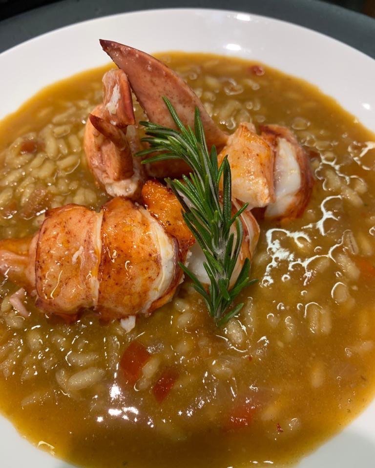 Super restaurant traditionnel en Andorre, nous avons bien mangé ! Nous étions en groupe et avons commandé une paella mixte et une aux fruits de mer qui étaient très bons. Ainsi, petite mention spéciale pour le tiramisu original ! Les serveurs sont également adorables, et le cadre est adorable. Nous reviendrons ! ☺️