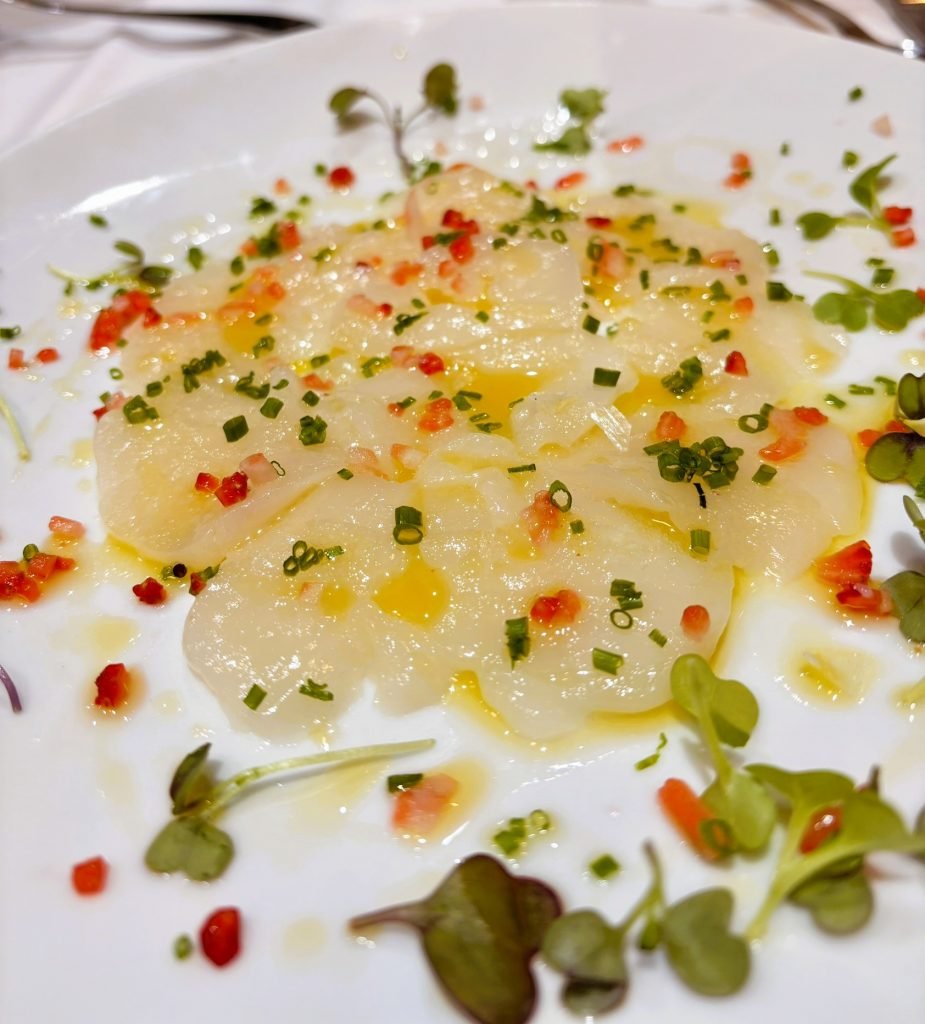 Carpaccio de vieiras de estrella Michelin. Cada vez que voy a la Arrosseria me sorprende, hoy ha sido un carpaccio de vieiras de lujo. Hace tiempo que no sentía tantos matices juntos en la boca! Enhorabuena, chicos, seguid así.