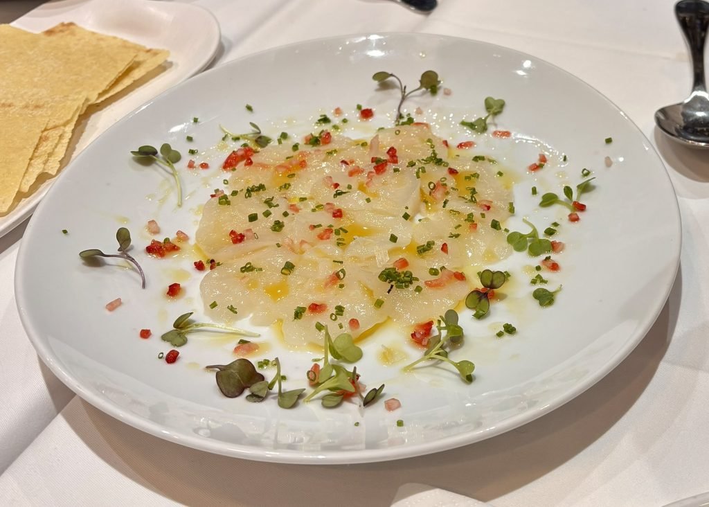 Carpaccio de vieiras de estrella Michelin. Cada vez que voy a la Arrosseria me sorprende, hoy ha sido un carpaccio de vieiras de lujo. Hace tiempo que no sentía tantos matices juntos en la boca! Enhorabuena, chicos, seguid así.