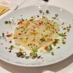 Carpaccio de vieiras de estrella Michelin. Cada vez que voy a la Arrosseria me sorprende, hoy ha sido un carpaccio de vieiras de lujo. Hace tiempo que no sentía tantos matices juntos en la boca! Enhorabuena, chicos, seguid así.