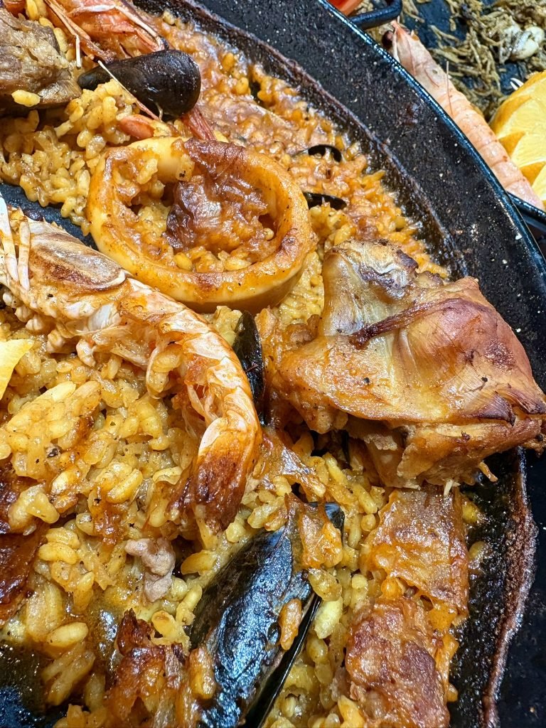 Benvinguts a l'Arrosseria d'Andorra la Vella! 🍤 Ens enorgulleix presentar-vos les nostres especialitats d'arrossos i els nous plats de peix i marisc fresc. Des de deliciosos carpaccios de marisc fins als arrossos caldosos o secs, tenim una oferta variada que us farà tornar per mes. I per arrodonir el vostre àpat, no us podeu perdre les nostres noves postres com la Tatin de Pera i Calvados. Un autèntic plaer pels sentits! Veniu a gaudir d'una experiència gastronòmica inoblidable a l'Arrosseria d'Andorra la Vella! 🌟 #Arrosseria #AndorraLaVella #Arrossos #PeixIFresc #Marisc #Carpaccio #ArrosCaldós #TatinDePera #DelíciesCulinàries #Gastronomia #RestaurantAndorra #CuinaMediterrània #SaborÚnic #MenjarDeliciós #ExperiènciaGastronòmica No us perdeu l'oportunitat de tastar els nostres plats exquisits! 🍽️✨