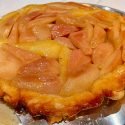 Pastís Tatin de Peres flamejat amb Calvados. Un clàssic etern i infal·lible, exquisit i inigualable. Aquest pastís Tatin de Peres és un gir al clàssic, un camí cap a la felicitat, un Camí tremendament deliciós.