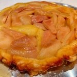 Pastís Tatin de Peres flamejat amb Calvados. Un clàssic etern i infal·lible, exquisit i inigualable. Aquest pastís Tatin de Peres és un gir al clàssic, un camí cap a la felicitat, un Camí tremendament deliciós.