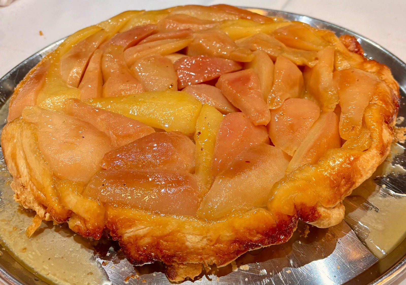 Pastís Tatin de Peres flamejat amb Calvados. Un clàssic etern i infal·lible, exquisit i inigualable. Aquest pastís Tatin de Peres és un gir al clàssic, un camí cap a la felicitat, un Camí tremendament deliciós.