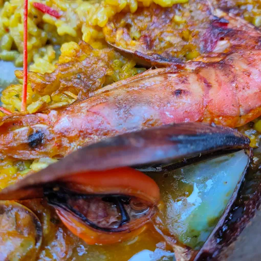 Si busques un bon arròs caldós de marisc a Andorra la Vella, L’Arrosseria és una parada obligatòria. En ple centre històric, és un restaurant petit i acollidor, especialitzat en arrossos i marisc fresc, on cada cassola es cuina al moment i amb producte de qualitat. Els nostres arrossos caldosos –com el clàssic d’escamarlans, el de rap i cloïsses o i marisc– arriben a taula fumejant, amb un brou intens i saborós que concentra tot el gust del mar. Són plats generosos, ideals per compartir i gaudir sense presses, acompanyats d’un bon vi blanc o un cava ben fresc del nostre celler seleccionat. L’Arrosseria és un local amb encant, poques taules i un tracte proper que fa sentir com a casa; per això és recomanable reservar, sobretot caps de setmana i festius. Tant si vens en parella com amb família o amics, aquí trobaràs un ambient tranquil, servei atent i uns arrossos caldosos de marisc que molts clients consideren dels millors del país.