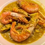 Si busques un bon arròs caldós de marisc a Andorra la Vella, L’Arrosseria és una parada obligatòria. En ple centre històric, és un restaurant petit i acollidor, especialitzat en arrossos i marisc fresc, on cada cassola es cuina al moment i amb producte de qualitat.  Els nostres arrossos caldosos –com el clàssic d’escamarlans, el de rap i cloïsses o i marisc– arriben a taula fumejant, amb un brou intens i saborós que concentra tot el gust del mar. Són plats generosos, ideals per compartir i gaudir sense presses, acompanyats d’un bon vi blanc o un cava ben fresc del nostre celler seleccionat. L’Arrosseria és un local amb encant, poques taules i un tracte proper que fa sentir com a casa; per això és recomanable reservar, sobretot caps de setmana i festius. Tant si vens en parella com amb família o amics, aquí trobaràs un ambient tranquil, servei atent i uns arrossos caldosos de marisc que molts clients consideren dels millors del país.
