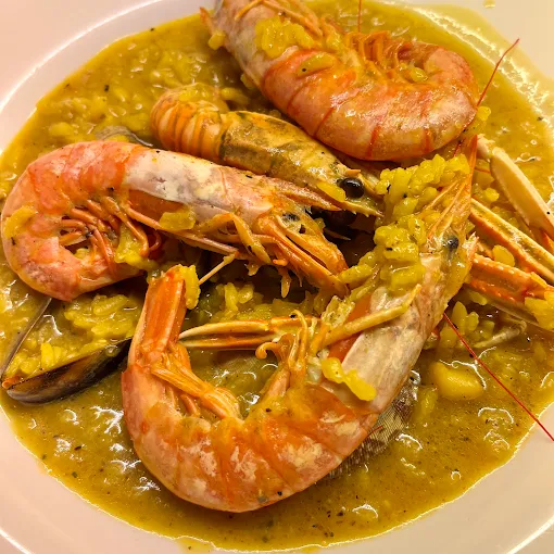Si busques un bon arròs caldós de marisc a Andorra la Vella, L’Arrosseria és una parada obligatòria. En ple centre històric, és un restaurant petit i acollidor, especialitzat en arrossos i marisc fresc, on cada cassola es cuina al moment i amb producte de qualitat.  Els nostres arrossos caldosos –com el clàssic d’escamarlans, el de rap i cloïsses o i marisc– arriben a taula fumejant, amb un brou intens i saborós que concentra tot el gust del mar. Són plats generosos, ideals per compartir i gaudir sense presses, acompanyats d’un bon vi blanc o un cava ben fresc del nostre celler seleccionat. L’Arrosseria és un local amb encant, poques taules i un tracte proper que fa sentir com a casa; per això és recomanable reservar, sobretot caps de setmana i festius. Tant si vens en parella com amb família o amics, aquí trobaràs un ambient tranquil, servei atent i uns arrossos caldosos de marisc que molts clients consideren dels millors del país.