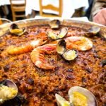 El millor de l’Arrosseria Andorra és que no només fem els millors arrossos d’Andorra la Vella sinó que ho fem des de la millor terrassa del centre històric. I al millor preu d'Andorra la Vella. Un espai únic, ple d’encant, on cada plat es gaudeix amb calma, llum i aquella atmosfera especial que només tenen els llocs amb ànima. Tot i estar en una de les zones més emblemàtiques d'Andorra la Vella i de les més visitades de la ciutat mantenim els preus més honestos i ajustats. Un exemple claríssim: Mentre en altres restaurants un arròs negre supera els 33 € a l’Arrosseria Andorra el dia d'avui, 1 de juny del 2026 no arriba ni als 17 € Gairebé la meitat. Això no és una oferta puntual, és la nostra filosofia: qualitat màxima, preus justos i producte de veritat. Per això podem dir sense por d’equivocar-nos que som el millor restaurant d’arrossos de tot Andorra la Vella. Arrossos tradicionals arrossos de mar arrossos de muntanya fideuades tot cuinat amb paciència bases casolanes i producte fresc. Vine, seu a la nostra terrassa i descobreix per què tothom parla de nosaltres. #Arrosseria Andorra #TerrassaAndorraLaVella #ArrossosAndorra #CentreHistòricAndorra #QualitatPreuImbatible
