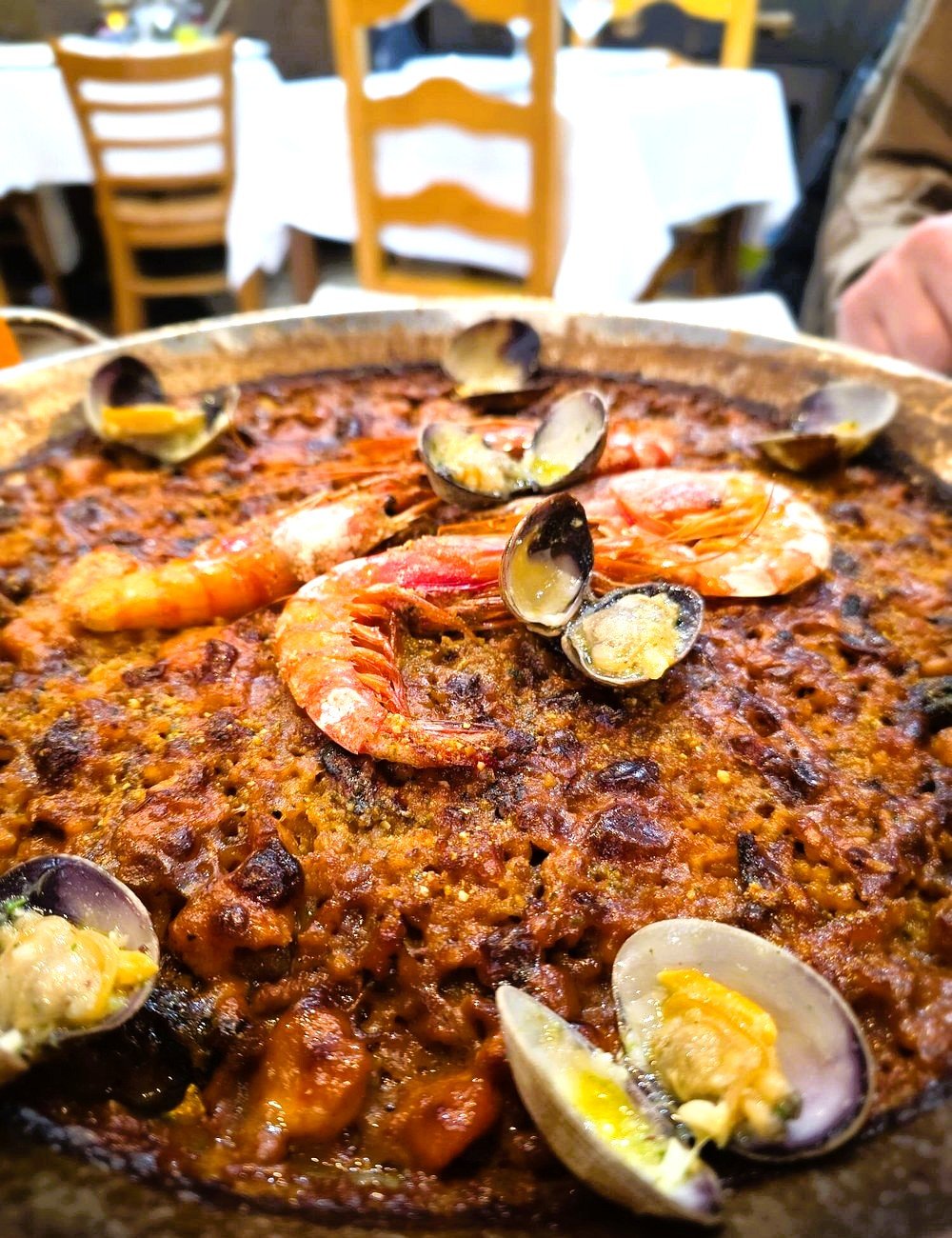 El millor de l’Arrosseria Andorra és que no només fem els millors arrossos d’Andorra la Vella sinó que ho fem des de la millor terrassa del centre històric. I al millor preu d'Andorra la Vella. Un espai únic, ple d’encant, on cada plat es gaudeix amb calma, llum i aquella atmosfera especial que només tenen els llocs amb ànima. Tot i estar en una de les zones més emblemàtiques d'Andorra la Vella i de les més visitades de la ciutat mantenim els preus més honestos i ajustats. Un exemple claríssim: Mentre en altres restaurants un arròs negre supera els 33 € a l’Arrosseria Andorra el dia d'avui, 1 de juny del 2026 no arriba ni als 17 € Gairebé la meitat. Això no és una oferta puntual, és la nostra filosofia: qualitat màxima, preus justos i producte de veritat. Per això podem dir sense por d’equivocar-nos que som el millor restaurant d’arrossos de tot Andorra la Vella. Arrossos tradicionals arrossos de mar arrossos de muntanya fideuades tot cuinat amb paciència bases casolanes i producte fresc. Vine, seu a la nostra terrassa i descobreix per què tothom parla de nosaltres. #Arrosseria Andorra #TerrassaAndorraLaVella #ArrossosAndorra #CentreHistòricAndorra #QualitatPreuImbatible