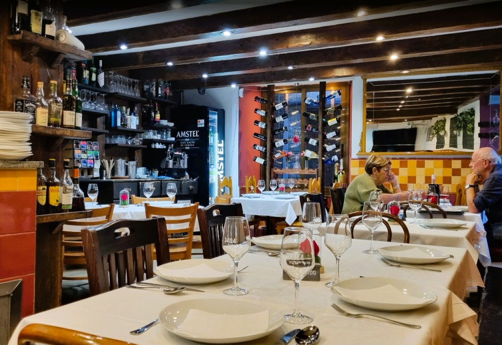 L’ARROSSERIA ANDORRA LA MILLOR ARROSSERIA D'ANDORRA I LA PRIMERA. Les nostres paelles i arrossos caldosos: el cor de la casa.🍚🔥
A l’Arrosseria Andorra tenim una obsessió que ens defineix: cuinar els millors arrossos del país.
És la nostra identitat, el nostre orgull i el motiu pel qual centenars de clients ens visiten cada setmana al centre històric d’Andorra la Vella.
🥘 Paelles que expliquen una història
Les nostres paelles no són només plats: són tradició, paciència i producte de veritat.
Cada arròs es prepara amb fons casolans cuinats a foc lent, ingredients frescos i una tècnica que hem perfeccionat amb els anys. El resultat és una paella amb gra al punt, sabor profund i aquella capa final que enamora des del primer glop.
🦞 Arrossos caldosos que reconforten
Si ets dels que busquen intensitat, textura i aroma… els nostres arrossos caldosos són per a tu.
Des del clàssic caldós de llamàntol, fins a opcions de mar i muntanya, cada cullerada és una explosió de sabor que parla de cuina tradicional i dedicació absoluta.
🔥 Per què els nostres arrossos són especials?
Fons casolans elaborats cada dia
Producte fresc i de temporada
Tècnica perfeccionada amb anys d’experiència
Respecte total per la tradició
Preus honestos per una qualitat excepcional
A l’Arrosseria Andorra, cada paella i cada arròs caldós és una invitació a gaudir, compartir i tornar.
Si encara no has tastat els nostres arrossos… t’estem esperant.
I si ja ens coneixes, saps que aquí l’arròs té gust d’Andorra.
#ArrosseriaAndorra #Paelles #ArrossosCaldosos #CuinaTradicional #AndorraLaVella #GastronomiaAndorrana
