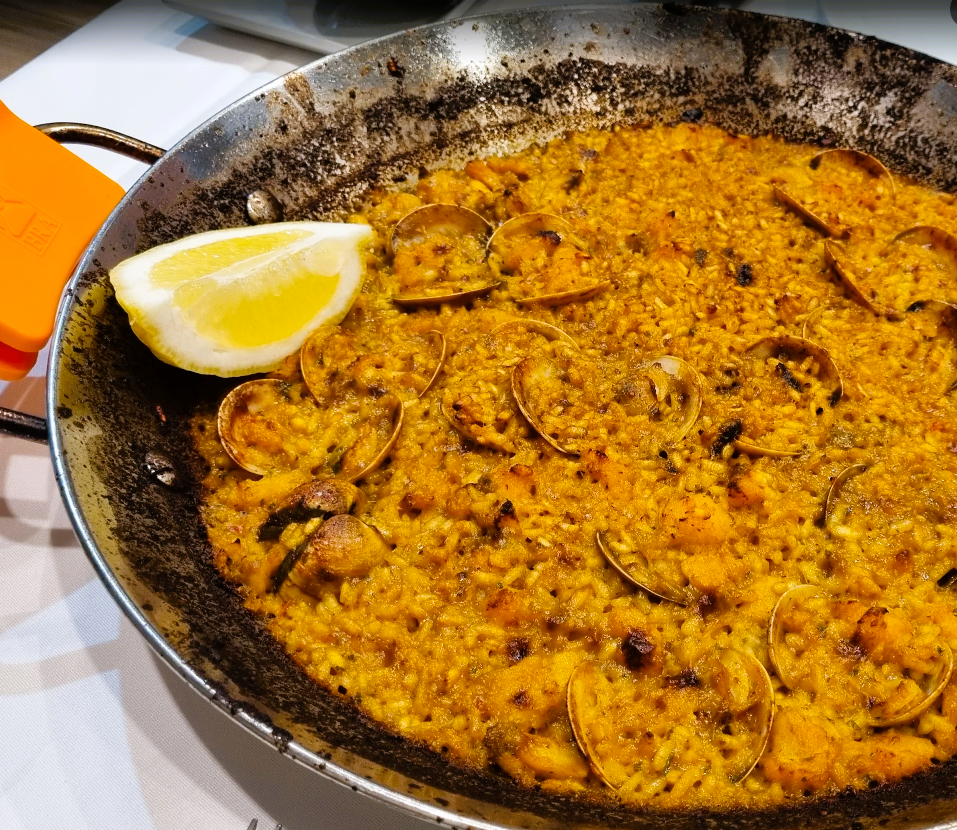 L’ARROSSERIA ANDORRA LA MILLOR ARROSSERIA D'ANDORRA I LA PRIMERA. Les nostres paelles i arrossos caldosos: el cor de la casa.🍚🔥
A l’Arrosseria Andorra tenim una obsessió que ens defineix: cuinar els millors arrossos del país.
És la nostra identitat, el nostre orgull i el motiu pel qual centenars de clients ens visiten cada setmana al centre històric d’Andorra la Vella.
🥘 Paelles que expliquen una història
Les nostres paelles no són només plats: són tradició, paciència i producte de veritat.
Cada arròs es prepara amb fons casolans cuinats a foc lent, ingredients frescos i una tècnica que hem perfeccionat amb els anys. El resultat és una paella amb gra al punt, sabor profund i aquella capa final que enamora des del primer glop.
🦞 Arrossos caldosos que reconforten
Si ets dels que busquen intensitat, textura i aroma… els nostres arrossos caldosos són per a tu.
Des del clàssic caldós de llamàntol, fins a opcions de mar i muntanya, cada cullerada és una explosió de sabor que parla de cuina tradicional i dedicació absoluta.
🔥 Per què els nostres arrossos són especials?
Fons casolans elaborats cada dia
Producte fresc i de temporada
Tècnica perfeccionada amb anys d’experiència
Respecte total per la tradició
Preus honestos per una qualitat excepcional
A l’Arrosseria Andorra, cada paella i cada arròs caldós és una invitació a gaudir, compartir i tornar.
Si encara no has tastat els nostres arrossos… t’estem esperant.
I si ja ens coneixes, saps que aquí l’arròs té gust d’Andorra.
#ArrosseriaAndorra #Paelles #ArrossosCaldosos #CuinaTradicional #AndorraLaVella #GastronomiaAndorrana